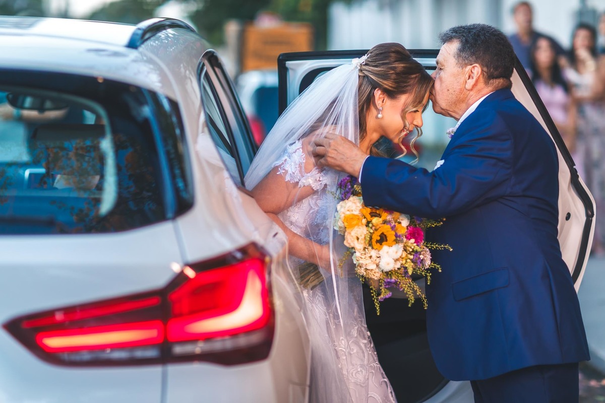 foto da noiva no carro