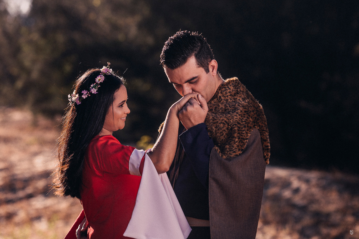 ensaio-pre-wedding-casal-vinking-game-of-trones-manga-guerreiro-medieval-book-casamento-criativo-diferente