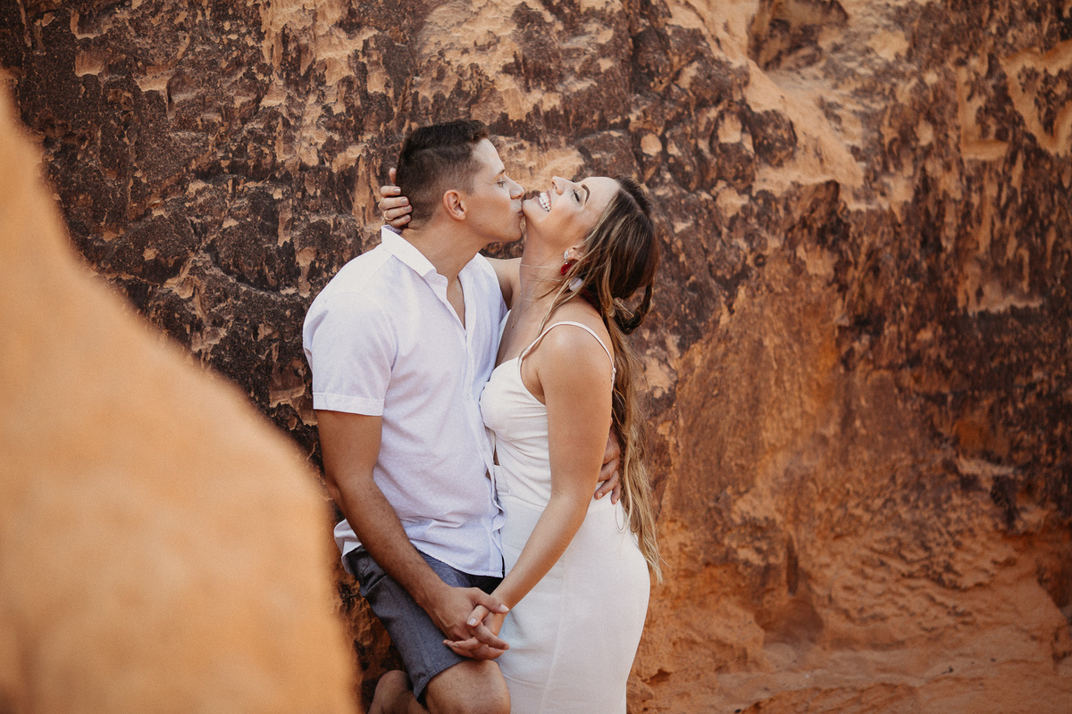 ensaio-pré-wedding-praia-morro-branco-iguape-ceará-amor-por-do-sol-book-fotografia-casal-casamento-noivos