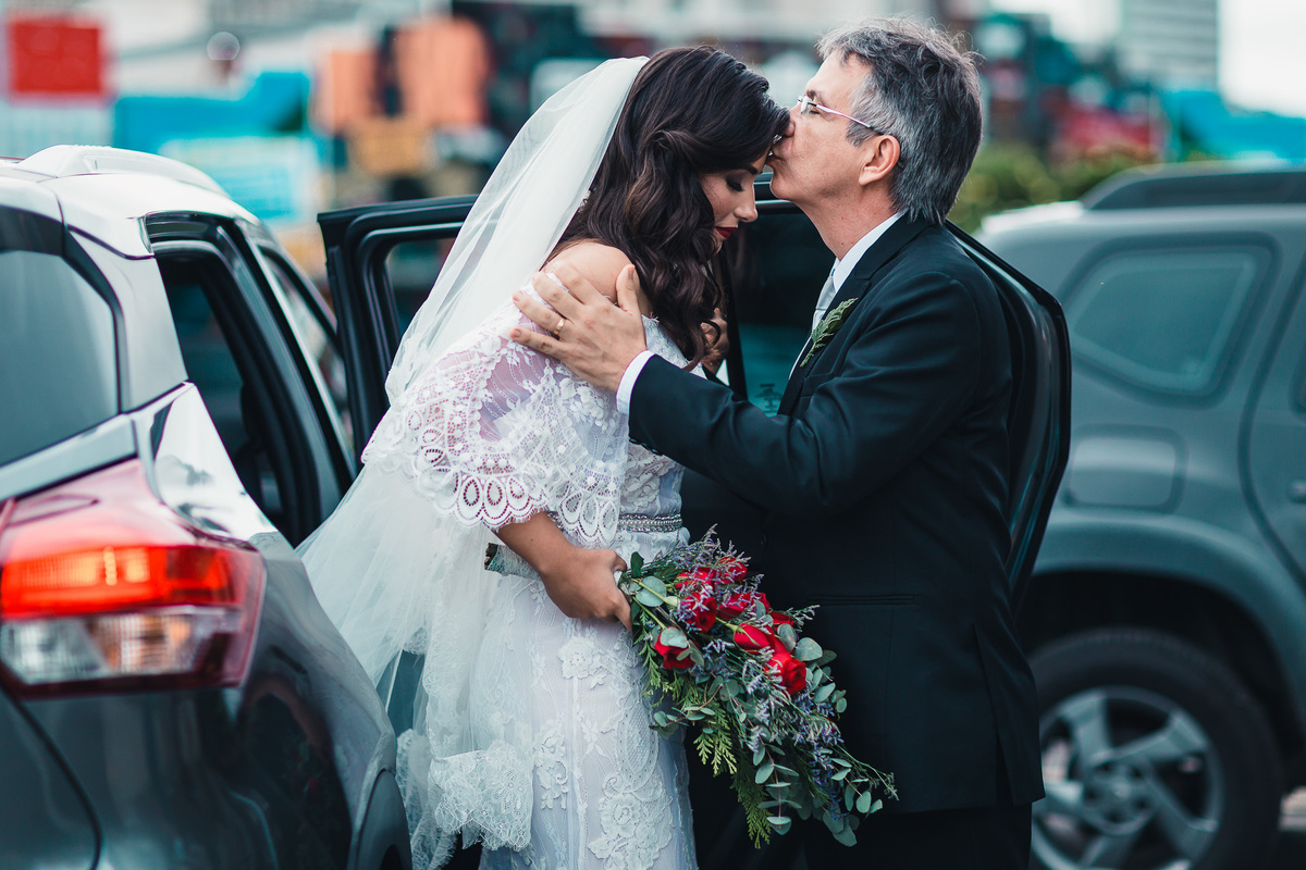 casamento-recepção-igreja-cripta-catedral-fortaleza-making-of-restaurante-faustino-beira-mar-vestido-noiva-padre-buque-emoção