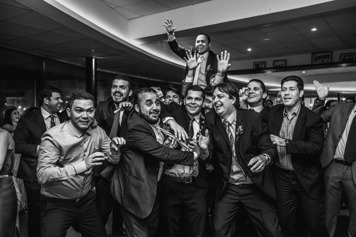 casamento-recepção-igreja-cripta-catedral-fortaleza-making-of-restaurante-faustino-beira-mar-vestido-noiva-padre-buque-emoção