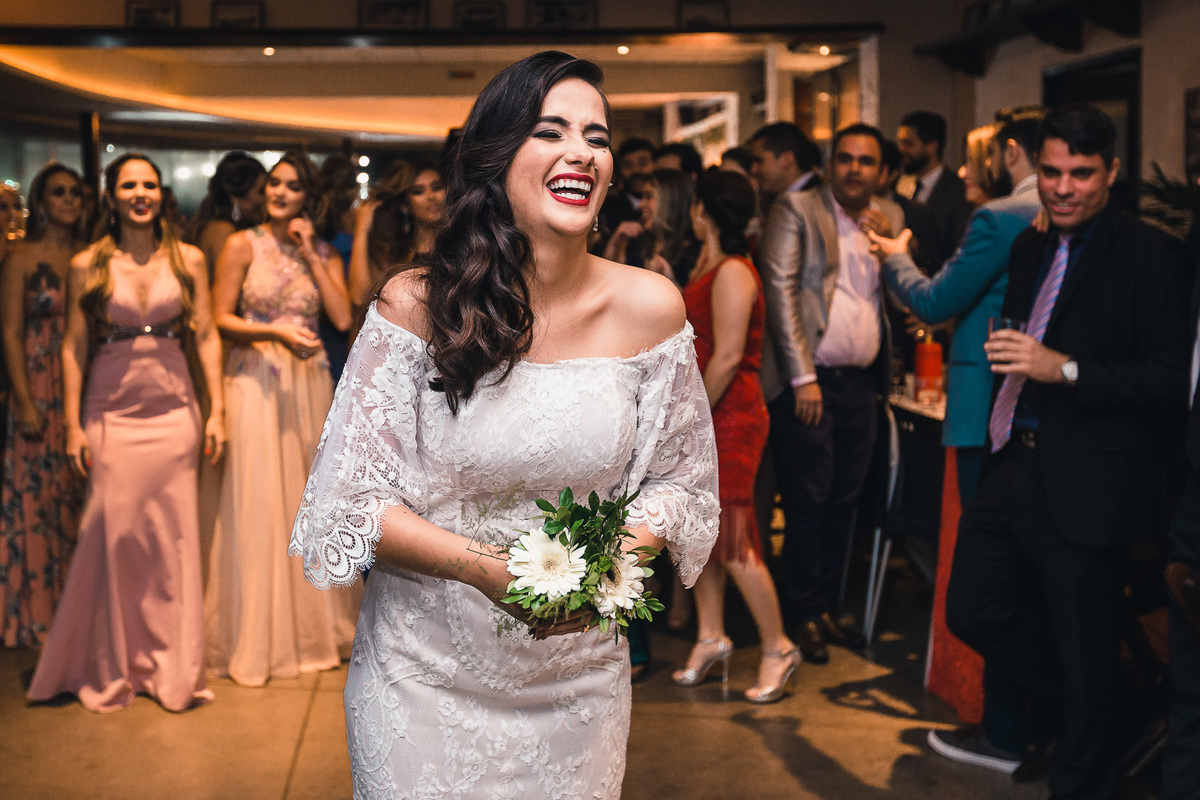 casamento-recepção-igreja-cripta-catedral-fortaleza-making-of-restaurante-faustino-beira-mar-vestido-noiva-padre-buque-emoção