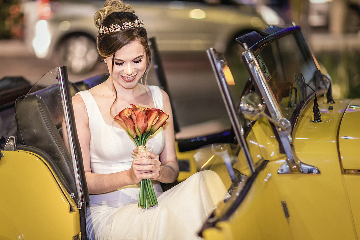 casamento-wedding-carro-antigo-amarelo-Mp-Laifer-conversível-noiva-mariana-ximenes-amor-buque-vestido-celebração-cerimonia