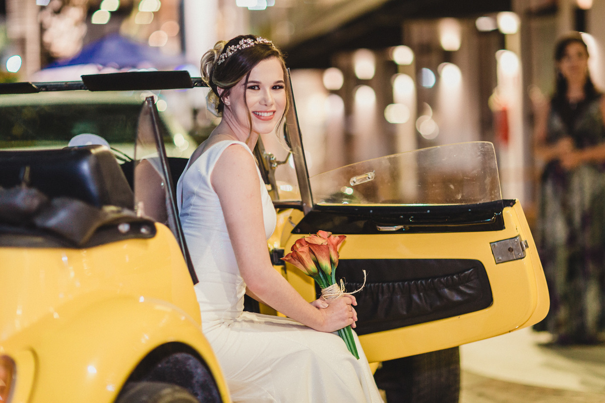 casamento-wedding-carro-antigo-amarelo-Mp-Laifer-conversível-noiva-mariana-ximenes-amor-buque-vestido-celebração-cerimonia