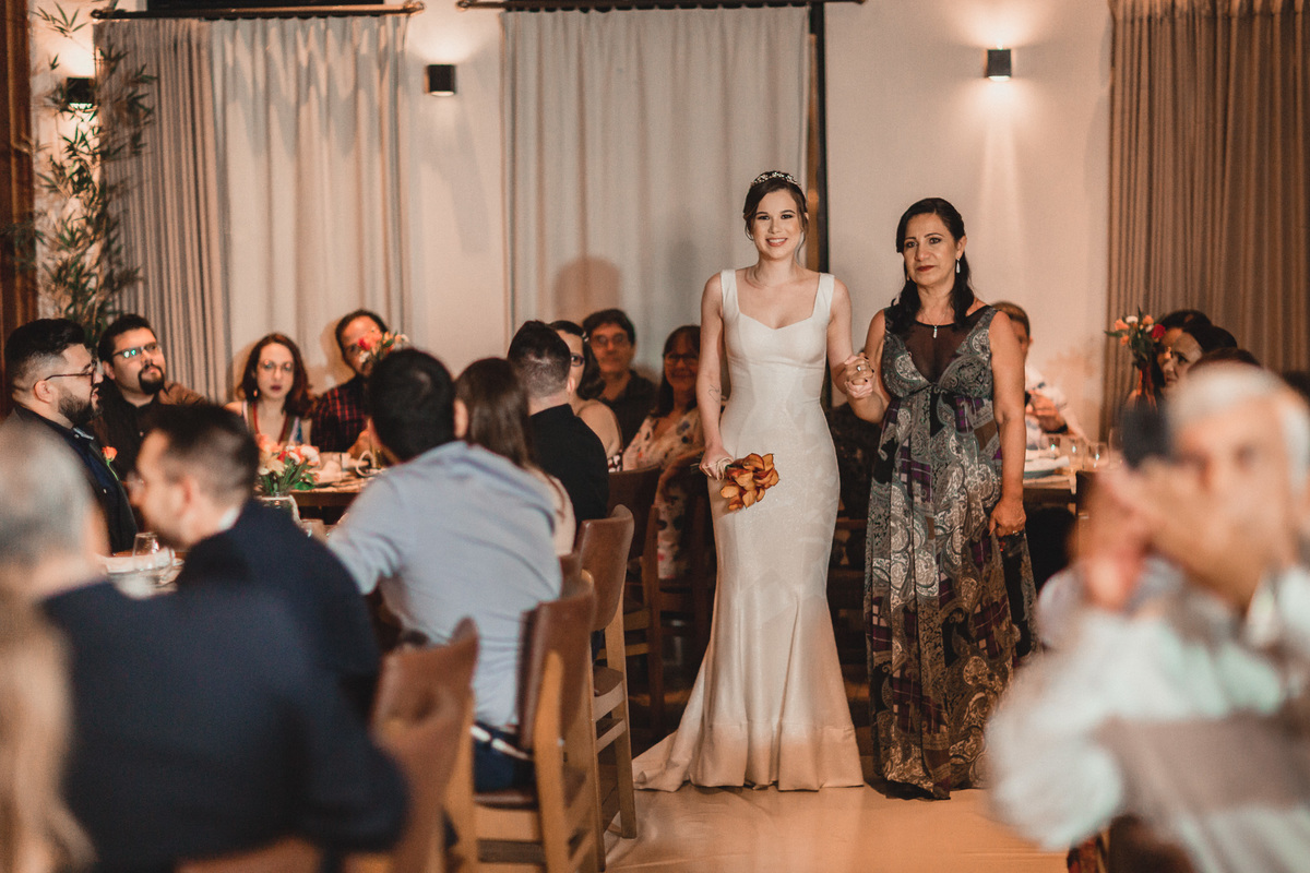 casamento-wedding-carro-antigo-amarelo-Mp-Laifer-conversível-noiva-mariana-ximenes-amor-buque-vestido-celebração-cerimonia