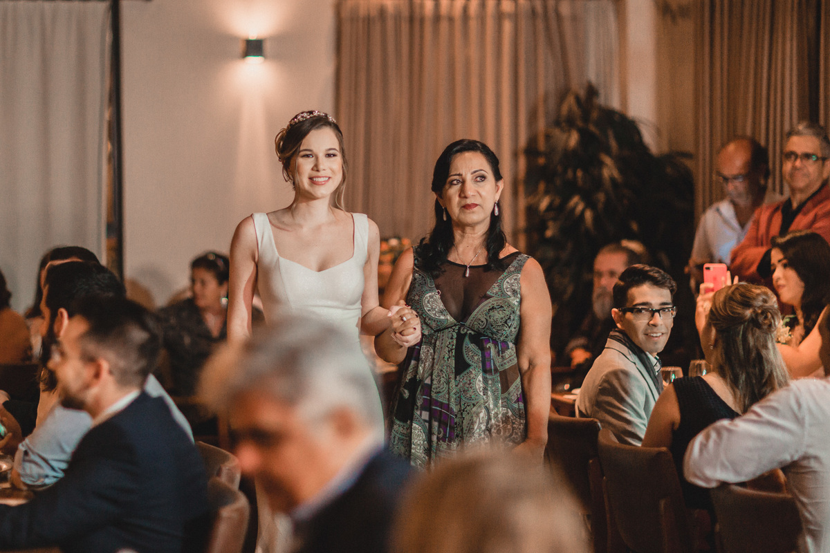 casamento-wedding-carro-antigo-amarelo-Mp-Laifer-conversível-noiva-mariana-ximenes-amor-buque-vestido-celebração-cerimonia