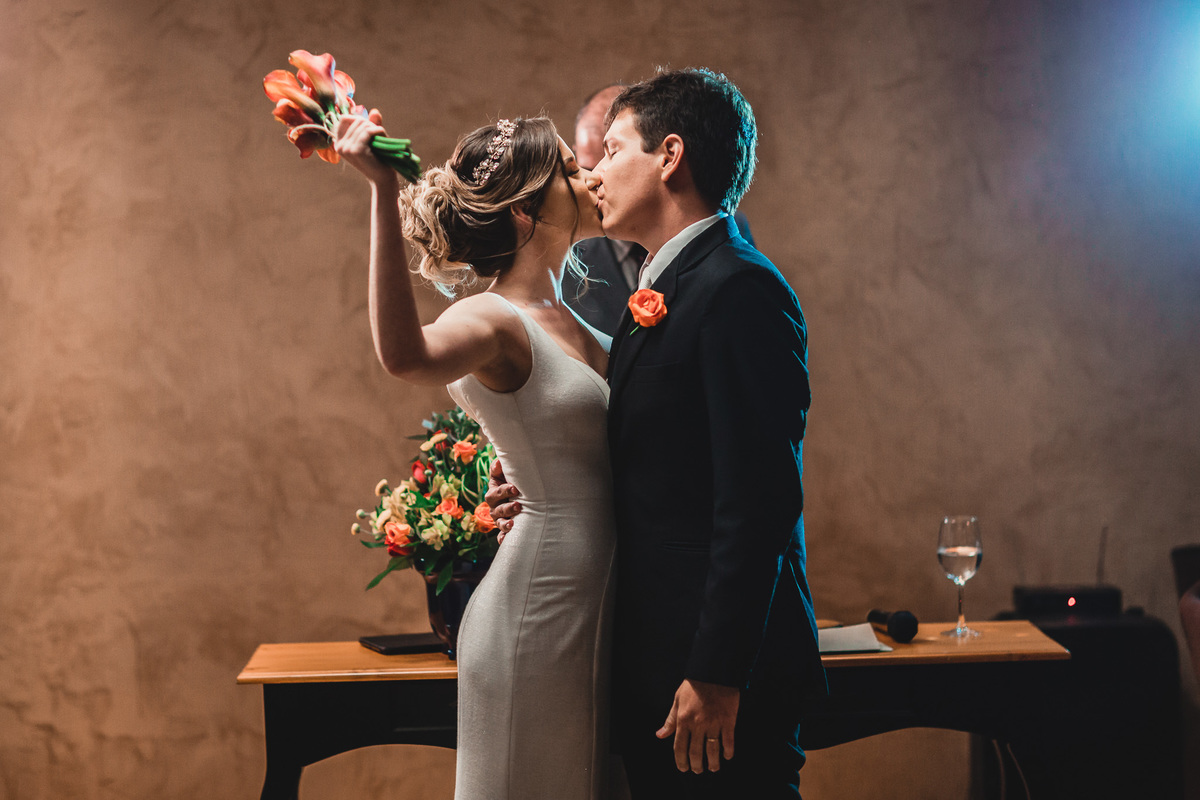 casamento-wedding-carro-antigo-amarelo-Mp-Laifer-conversível-noiva-mariana-ximenes-amor-buque-vestido-celebração-cerimonia