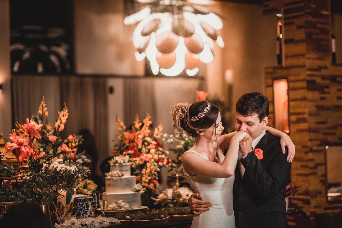 casamento-wedding-carro-antigo-amarelo-Mp-Laifer-conversível-noiva-mariana-ximenes-amor-buque-vestido-celebração-cerimonia