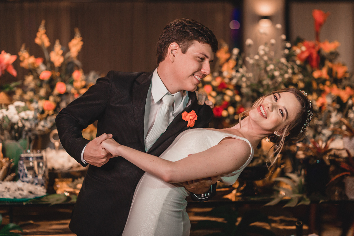 casamento-wedding-carro-antigo-amarelo-Mp-Laifer-conversível-noiva-mariana-ximenes-amor-buque-vestido-celebração-cerimonia