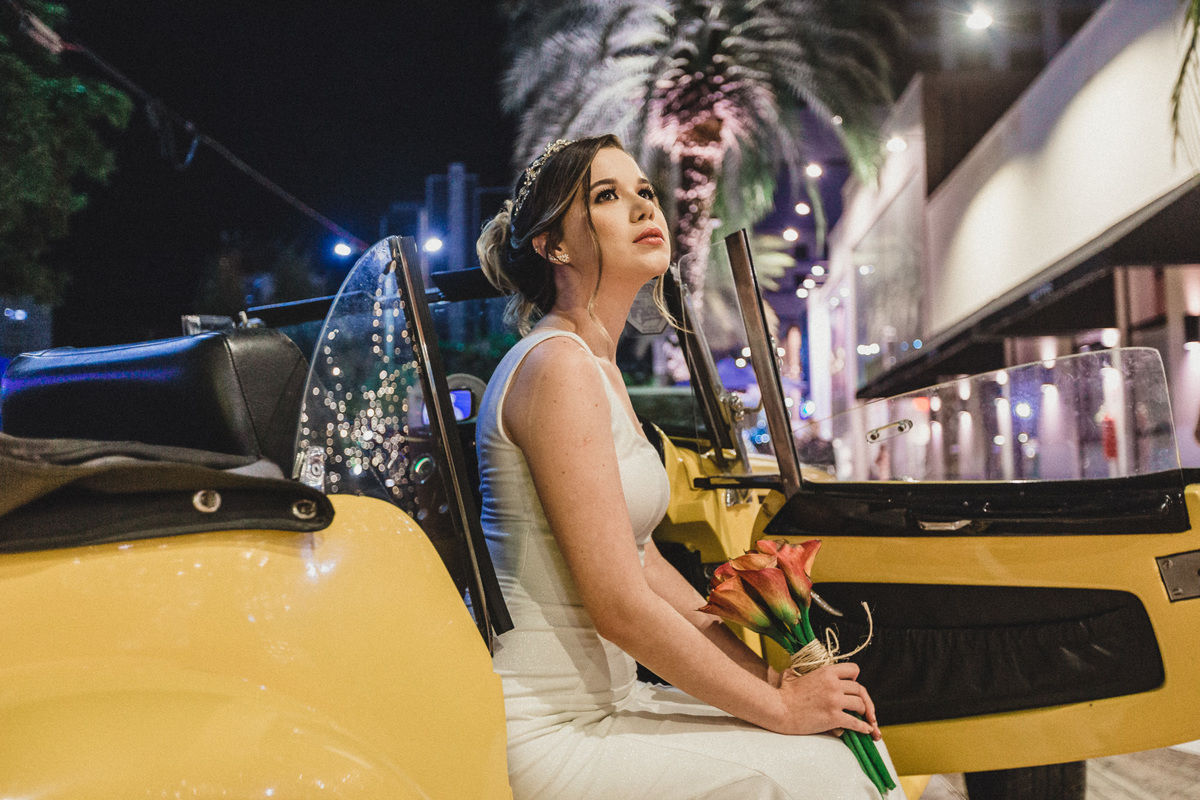 casamento-wedding-carro-antigo-amarelo-Mp-Laifer-conversível-noiva-mariana-ximenes-amor-buque-vestido-celebração-cerimonia