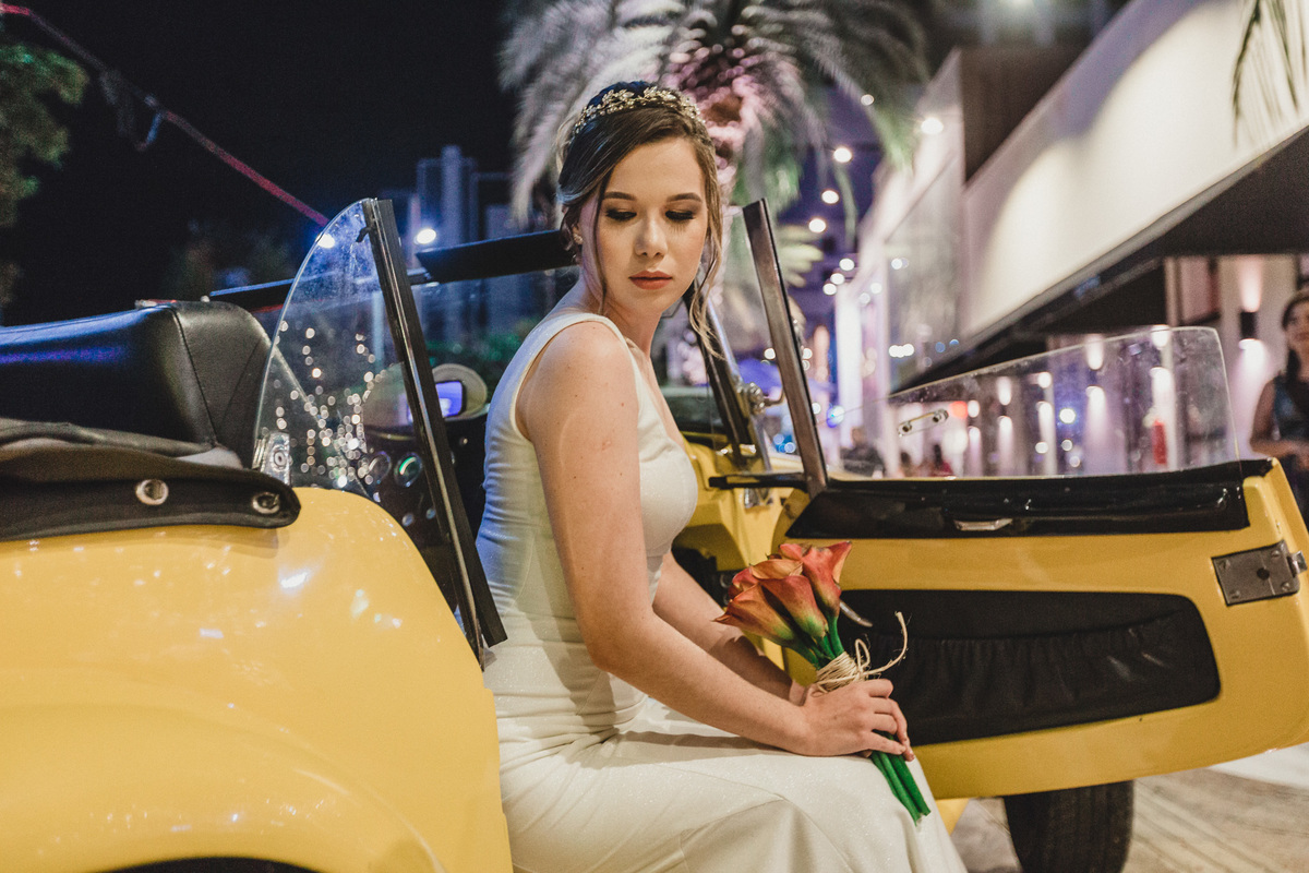 casamento-wedding-carro-antigo-amarelo-Mp-Laifer-conversível-noiva-mariana-ximenes-amor-buque-vestido-celebração-cerimonia