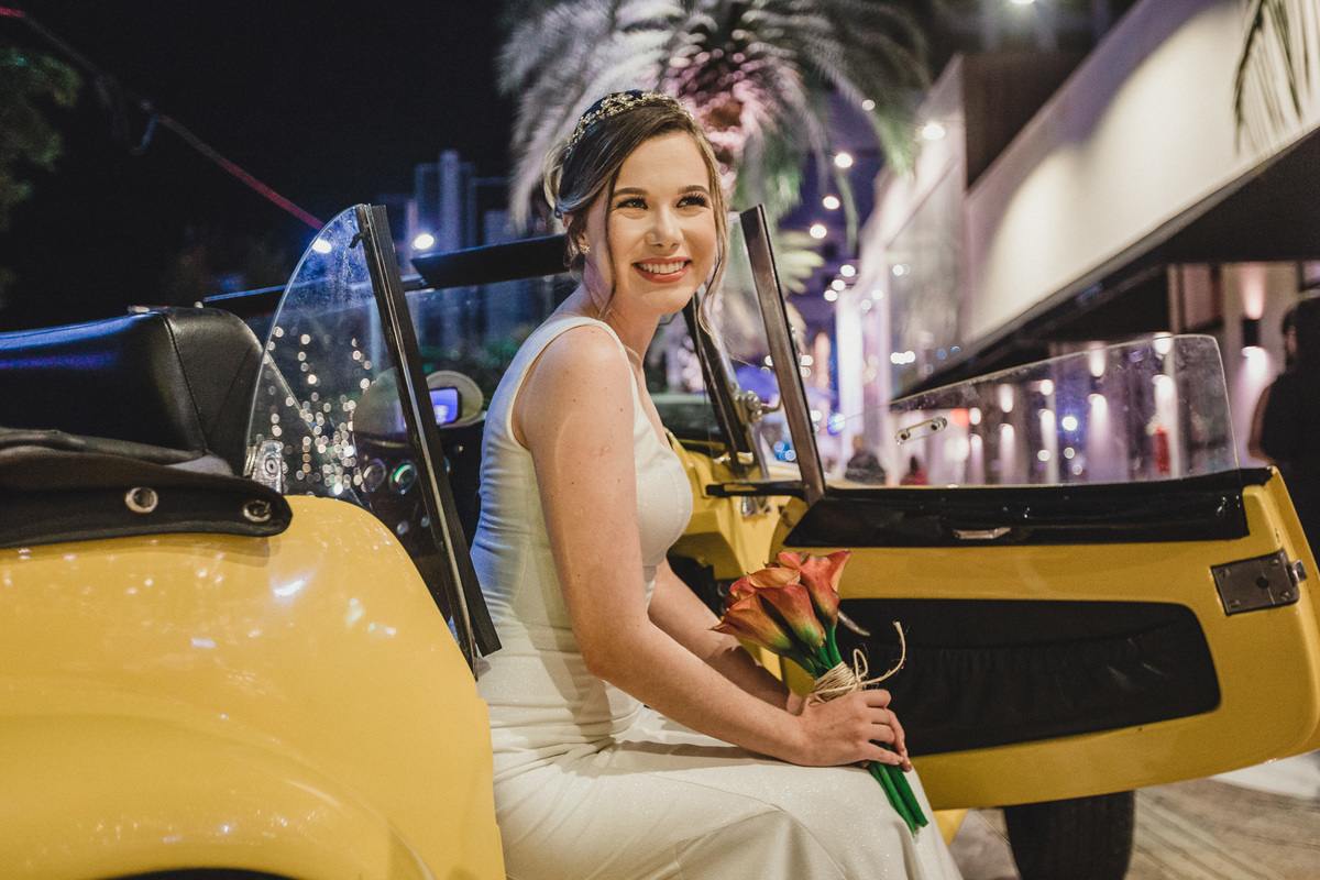 casamento-wedding-carro-antigo-amarelo-Mp-Laifer-conversível-noiva-mariana-ximenes-amor-buque-vestido-celebração-cerimonia