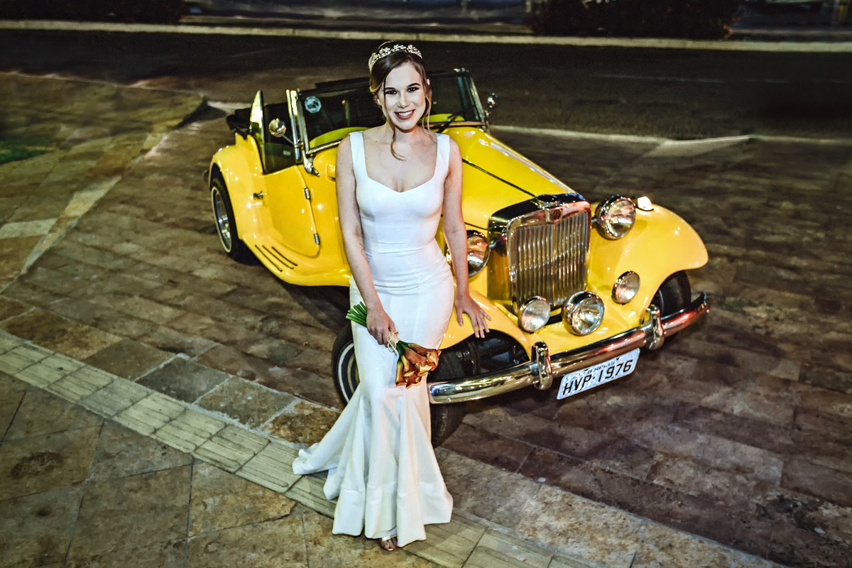 casamento-wedding-carro-antigo-amarelo-Mp-Laifer-conversível-noiva-mariana-ximenes-amor-buque-vestido-celebração-cerimonia