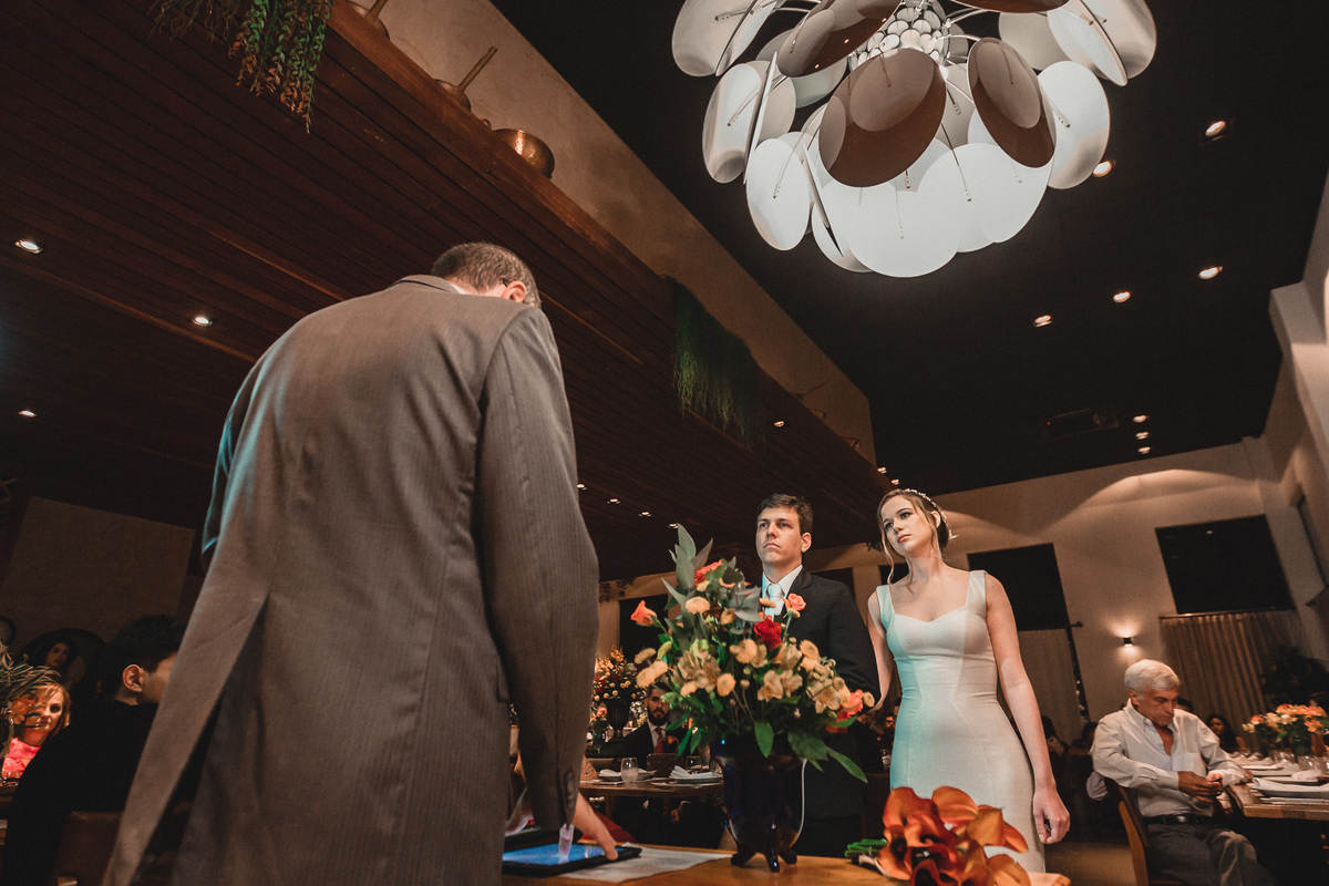 casamento-wedding-carro-antigo-amarelo-Mp-Laifer-conversível-noiva-mariana-ximenes-amor-buque-vestido-celebração-cerimonia