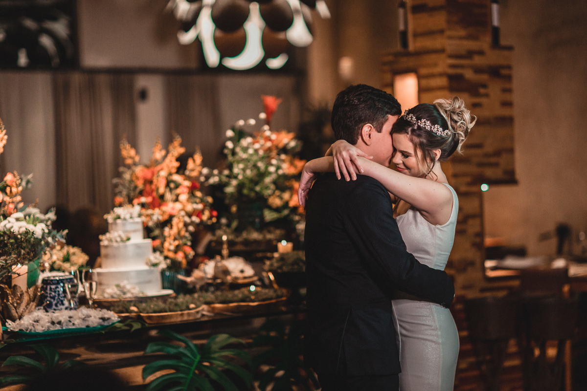 casamento-wedding-carro-antigo-amarelo-Mp-Laifer-conversível-noiva-mariana-ximenes-amor-buque-vestido-celebração-cerimonia