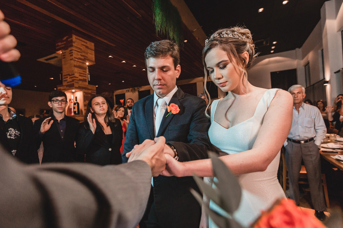 casamento-wedding-carro-antigo-amarelo-Mp-Laifer-conversível-noiva-mariana-ximenes-amor-buque-vestido-celebração-cerimonia