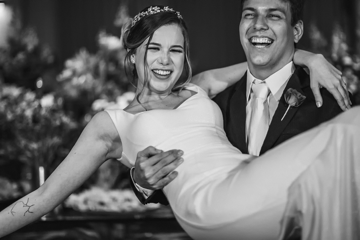 casamento-wedding-carro-antigo-amarelo-Mp-Laifer-conversível-noiva-mariana-ximenes-amor-buque-vestido-celebração-cerimonia