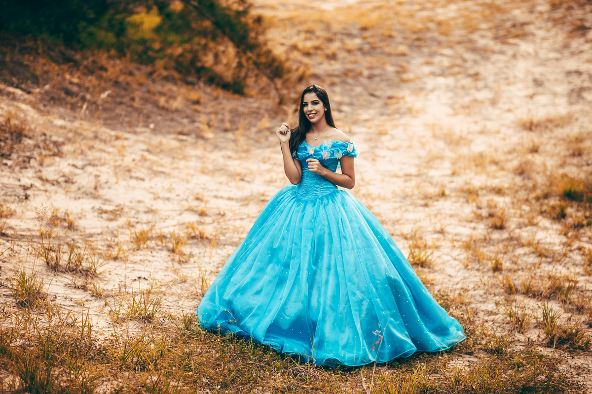 ensaio-book-fotos-15-anos-debutante-tema-cinderela-fantasia-buffet-festa-violão-pico-das-almas-beach-praia-cumbuco-poesia-amor