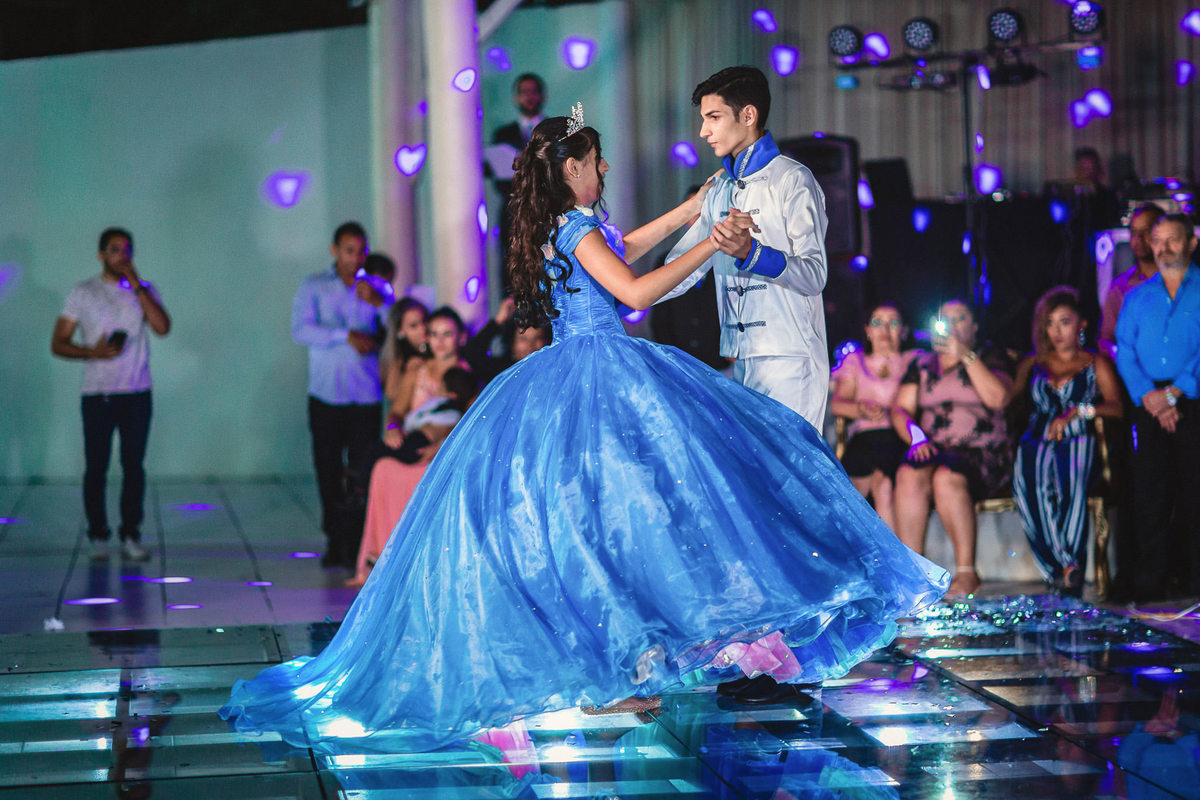 debutante-15anos-festa-tema-cinderela-menina-mulher-buffet-vestido-cerimonial