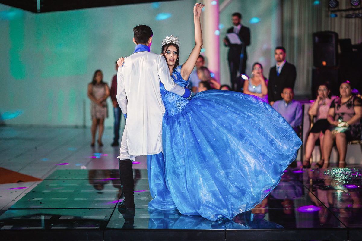 debutante-15anos-festa-tema-cinderela-menina-mulher-buffet-vestido-cerimonial