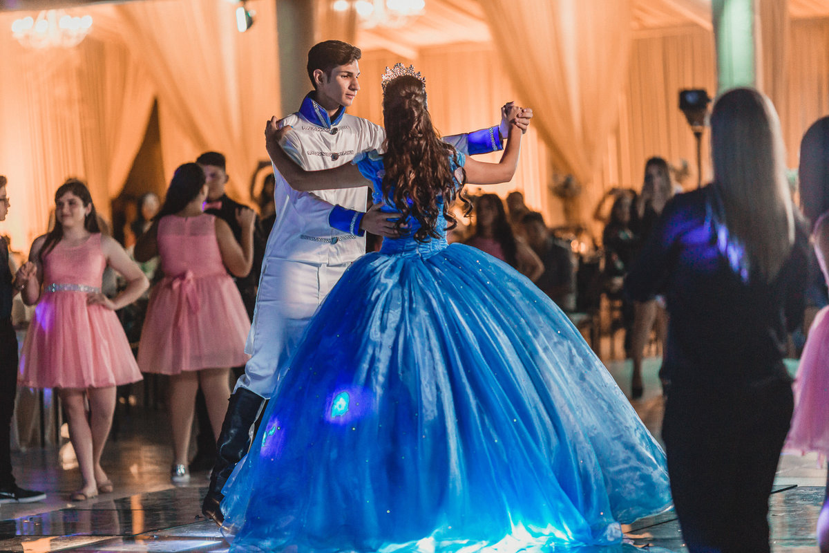 debutante-15anos-festa-tema-cinderela-menina-mulher-buffet-vestido-cerimonial