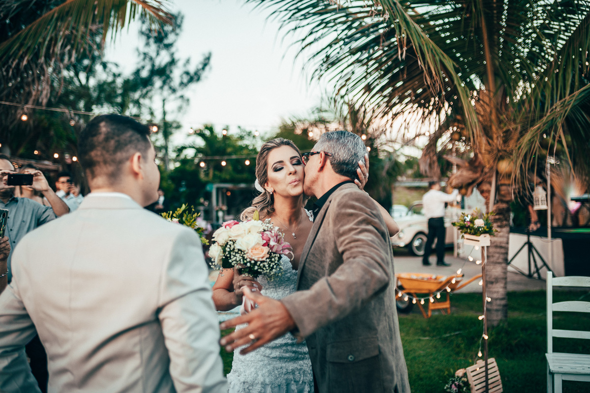 casamento-por-do-sol-tempero-mangue-noivos-choro-lágrimas-romantismo-união-vestido-bolo-fusca