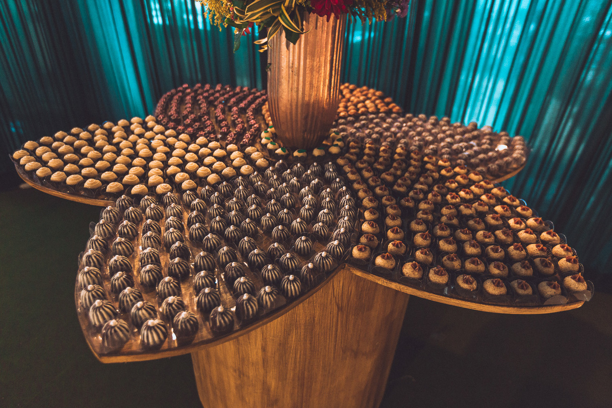 festa-debutante-15 anos-debutar-making of-terminal-marítimo-fortaleza-fotos-bolos-regional-renda-porto-beach-praia-dona-leda-buffet-alegria-amor-reggae-vestido-maria-bonita