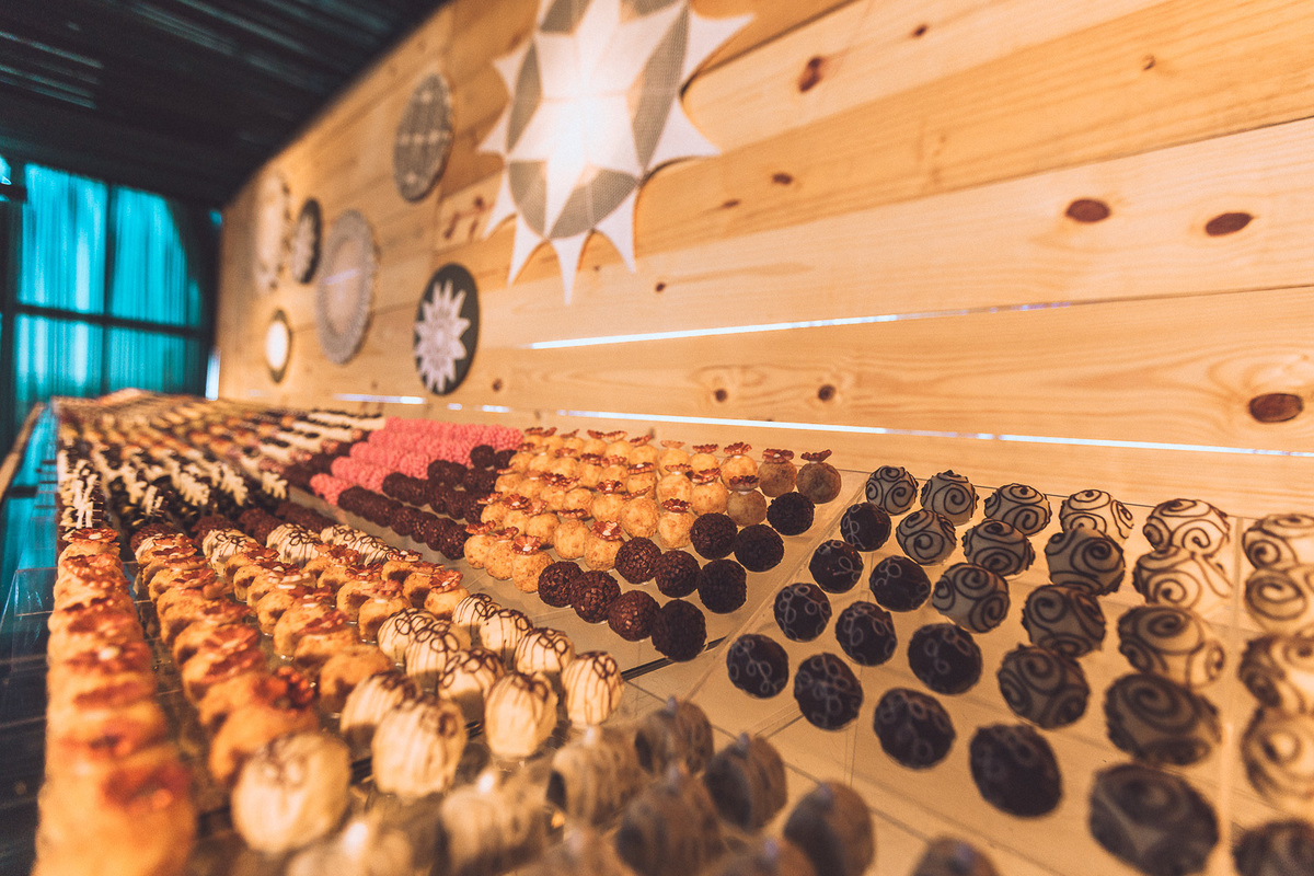 festa-debutante-15 anos-debutar-making of-terminal-marítimo-fortaleza-fotos-bolos-regional-renda-porto-beach-praia-dona-leda-buffet-alegria-amor-reggae-vestido-maria-bonita