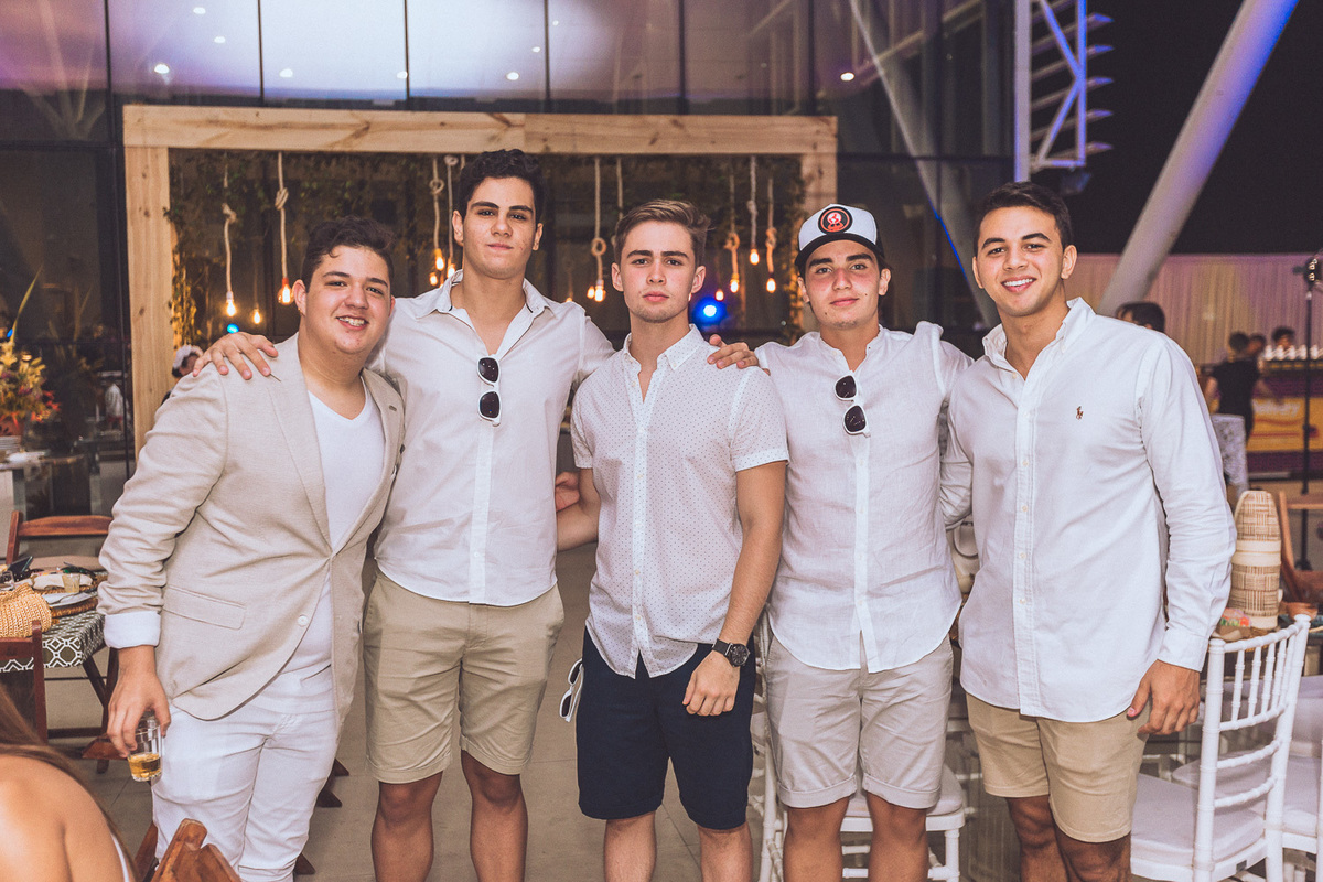 festa-debutante-15 anos-debutar-making of-terminal-marítimo-fortaleza-fotos-bolos-regional-renda-porto-beach-praia-dona-leda-buffet-alegria-amor-reggae-vestido-maria-bonita