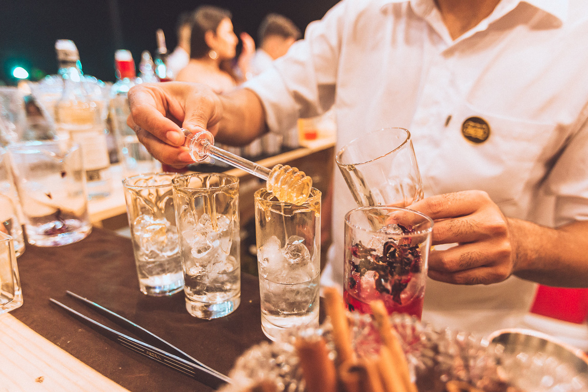 festa-debutante-15 anos-debutar-making of-terminal-marítimo-fortaleza-fotos-bolos-regional-renda-porto-beach-praia-dona-leda-buffet-alegria-amor-reggae-vestido-maria-bonita