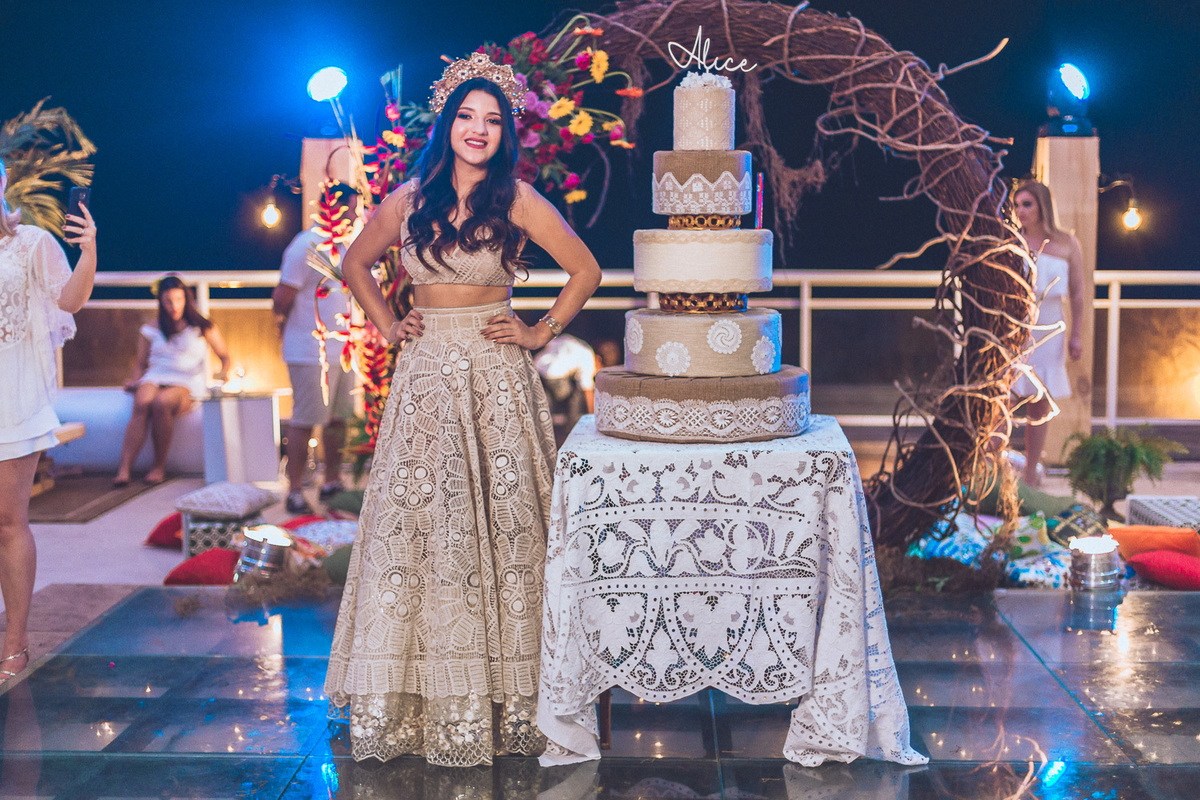 festa-debutante-15 anos-debutar-making of-terminal-marítimo-fortaleza-fotos-bolos-regional-renda-porto-beach-praia-dona-leda-buffet-alegria-amor-reggae-vestido-maria-bonita