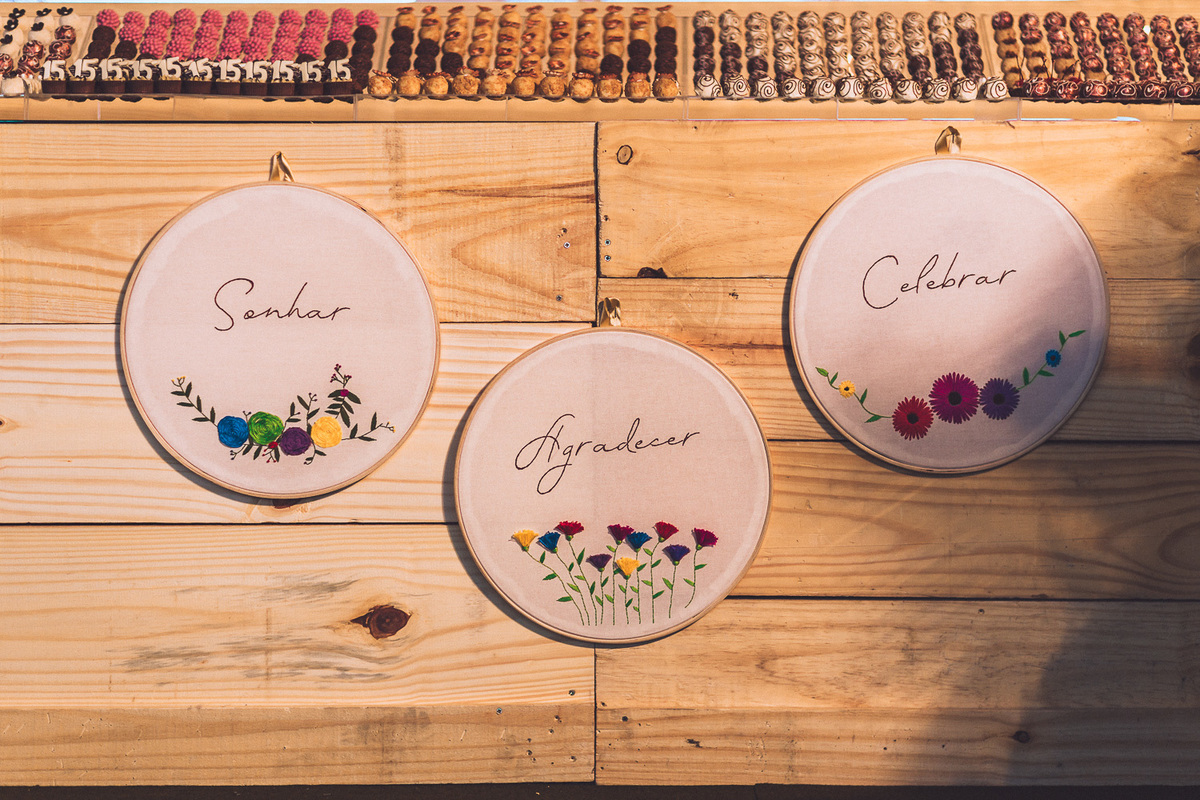 festa-debutante-15 anos-debutar-making of-terminal-marítimo-fortaleza-fotos-bolos-regional-renda-porto-beach-praia-dona-leda-buffet-alegria-amor-reggae-vestido-maria-bonita