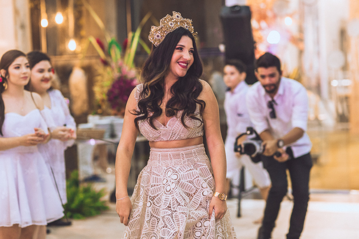 festa-debutante-15 anos-debutar-making of-terminal-marítimo-fortaleza-fotos-bolos-regional-renda-porto-beach-praia-dona-leda-buffet-alegria-amor-reggae-vestido-maria-bonita