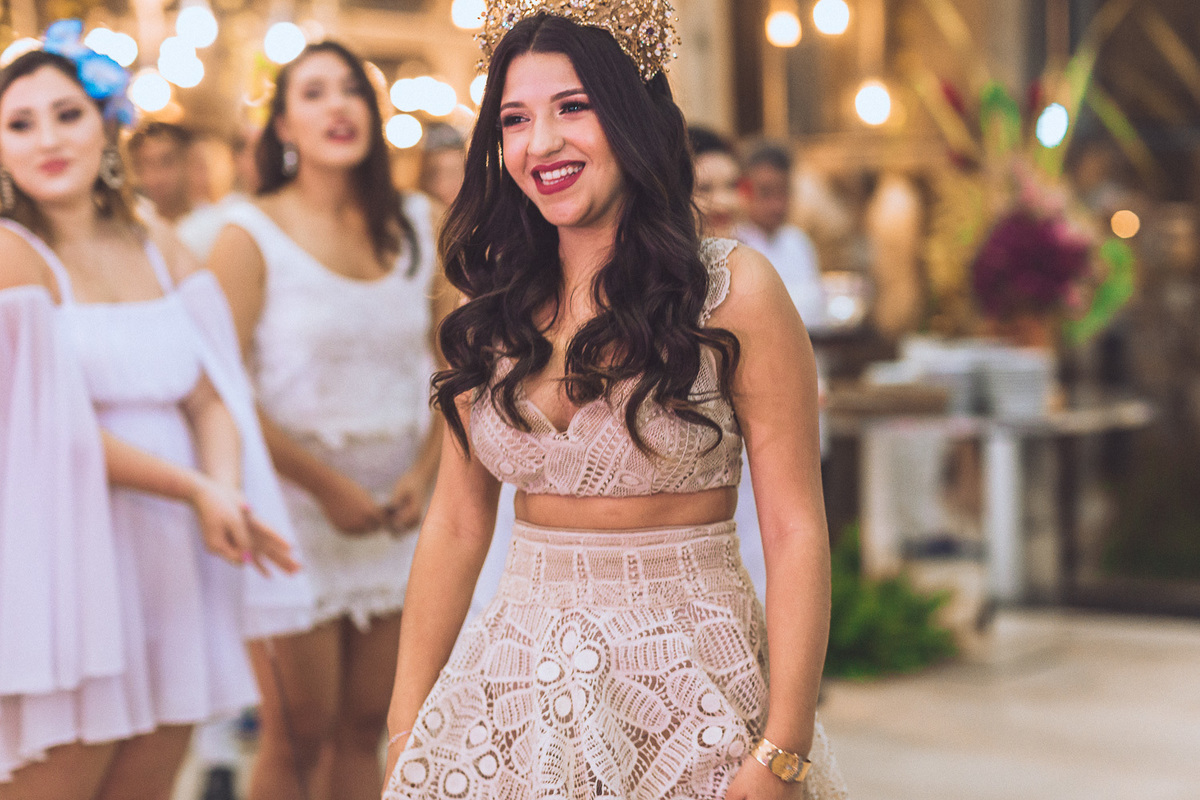 festa-debutante-15 anos-debutar-making of-terminal-marítimo-fortaleza-fotos-bolos-regional-renda-porto-beach-praia-dona-leda-buffet-alegria-amor-reggae-vestido-maria-bonita