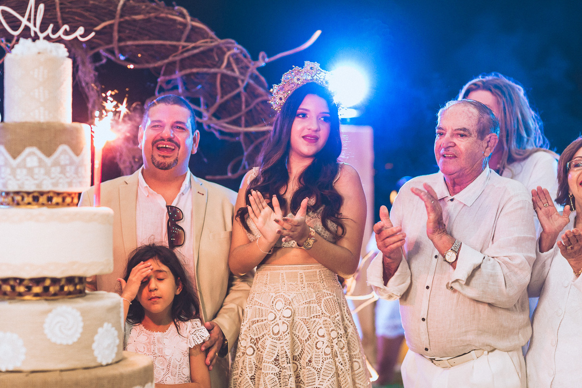 festa-debutante-15 anos-debutar-making of-terminal-marítimo-fortaleza-fotos-bolos-regional-renda-porto-beach-praia-dona-leda-buffet-alegria-amor-reggae-vestido-maria-bonita