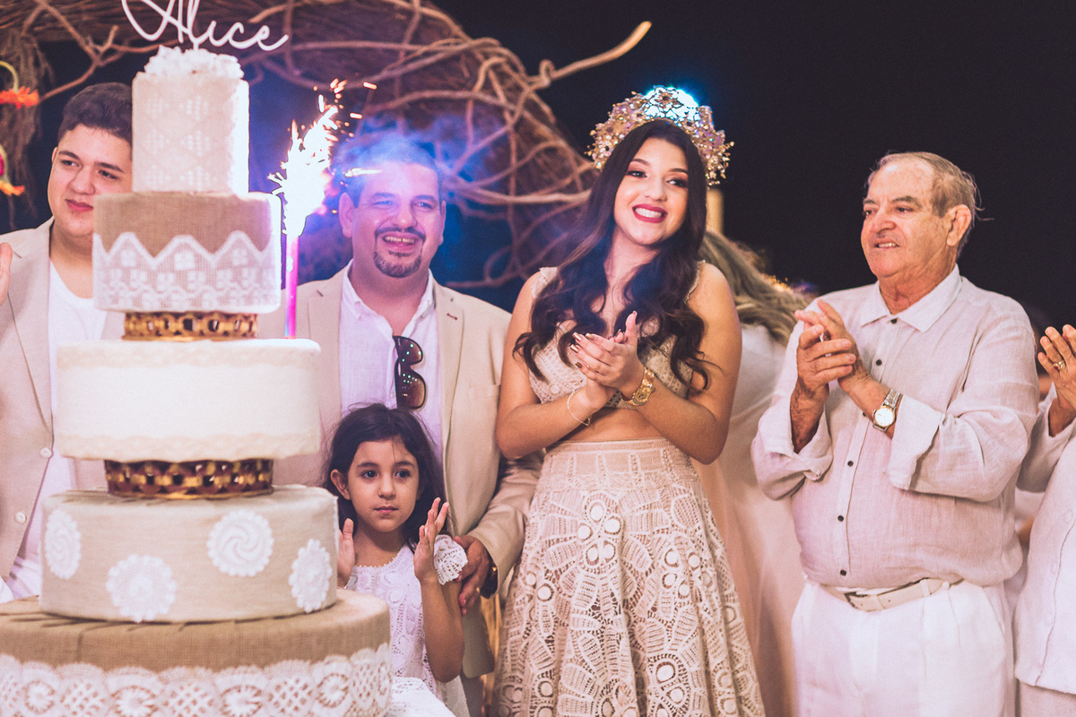 festa-debutante-15 anos-debutar-making of-terminal-marítimo-fortaleza-fotos-bolos-regional-renda-porto-beach-praia-dona-leda-buffet-alegria-amor-reggae-vestido-maria-bonita