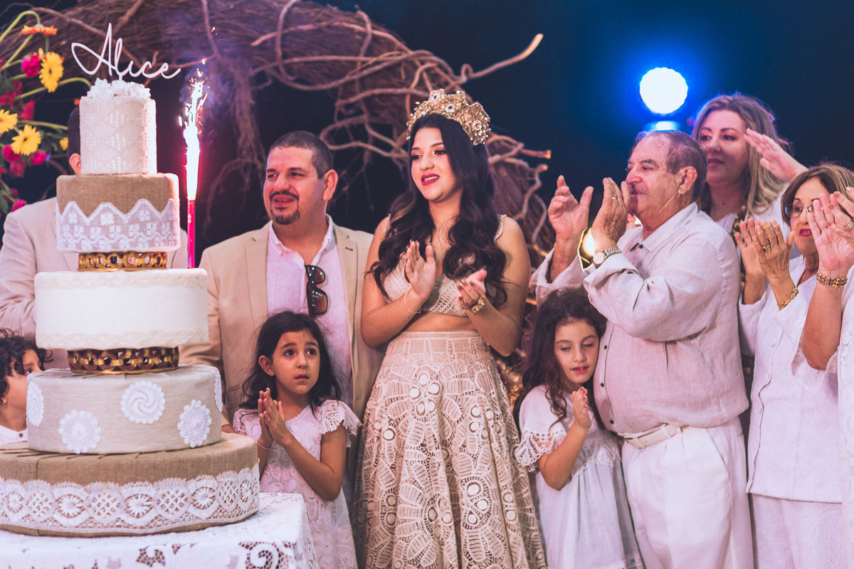 festa-debutante-15 anos-debutar-making of-terminal-marítimo-fortaleza-fotos-bolos-regional-renda-porto-beach-praia-dona-leda-buffet-alegria-amor-reggae-vestido-maria-bonita