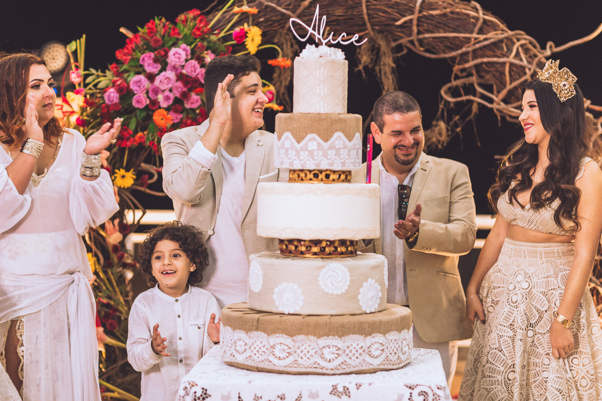 festa-debutante-15 anos-debutar-making of-terminal-marítimo-fortaleza-fotos-bolos-regional-renda-porto-beach-praia-dona-leda-buffet-alegria-amor-reggae-vestido-maria-bonita