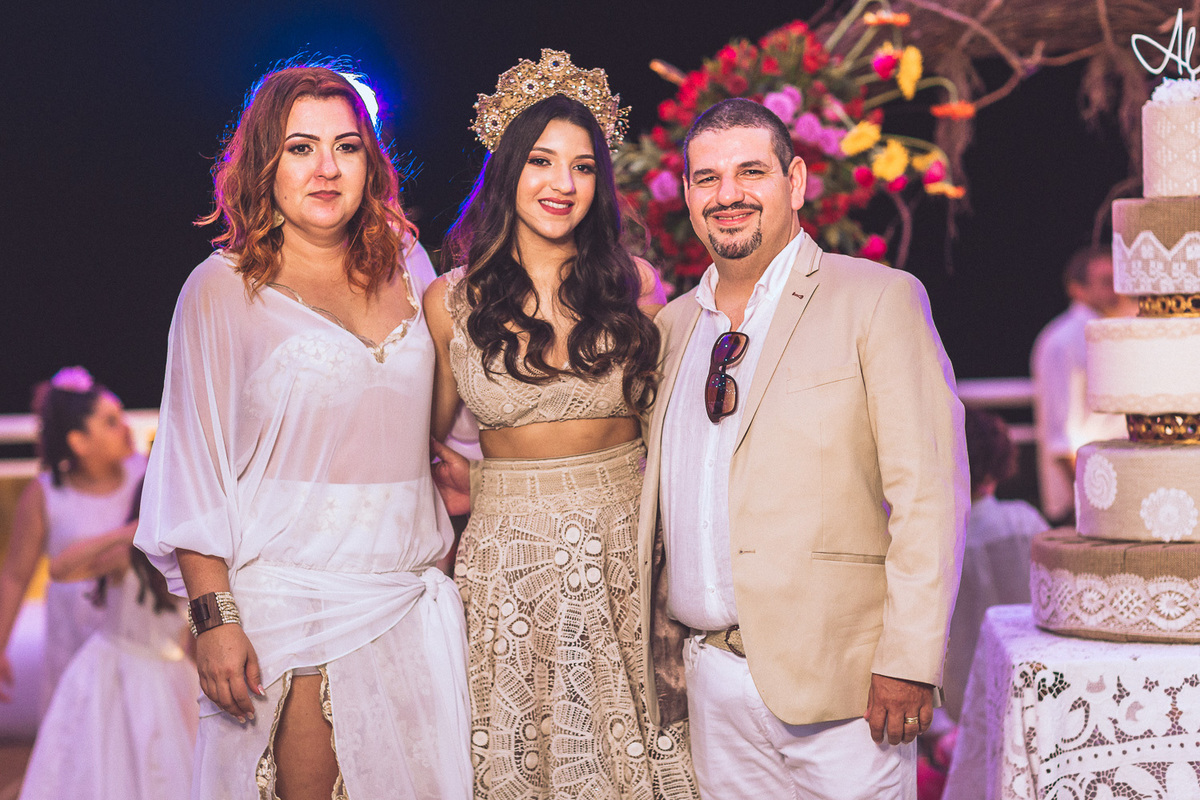 festa-debutante-15 anos-debutar-making of-terminal-marítimo-fortaleza-fotos-bolos-regional-renda-porto-beach-praia-dona-leda-buffet-alegria-amor-reggae-vestido-maria-bonita