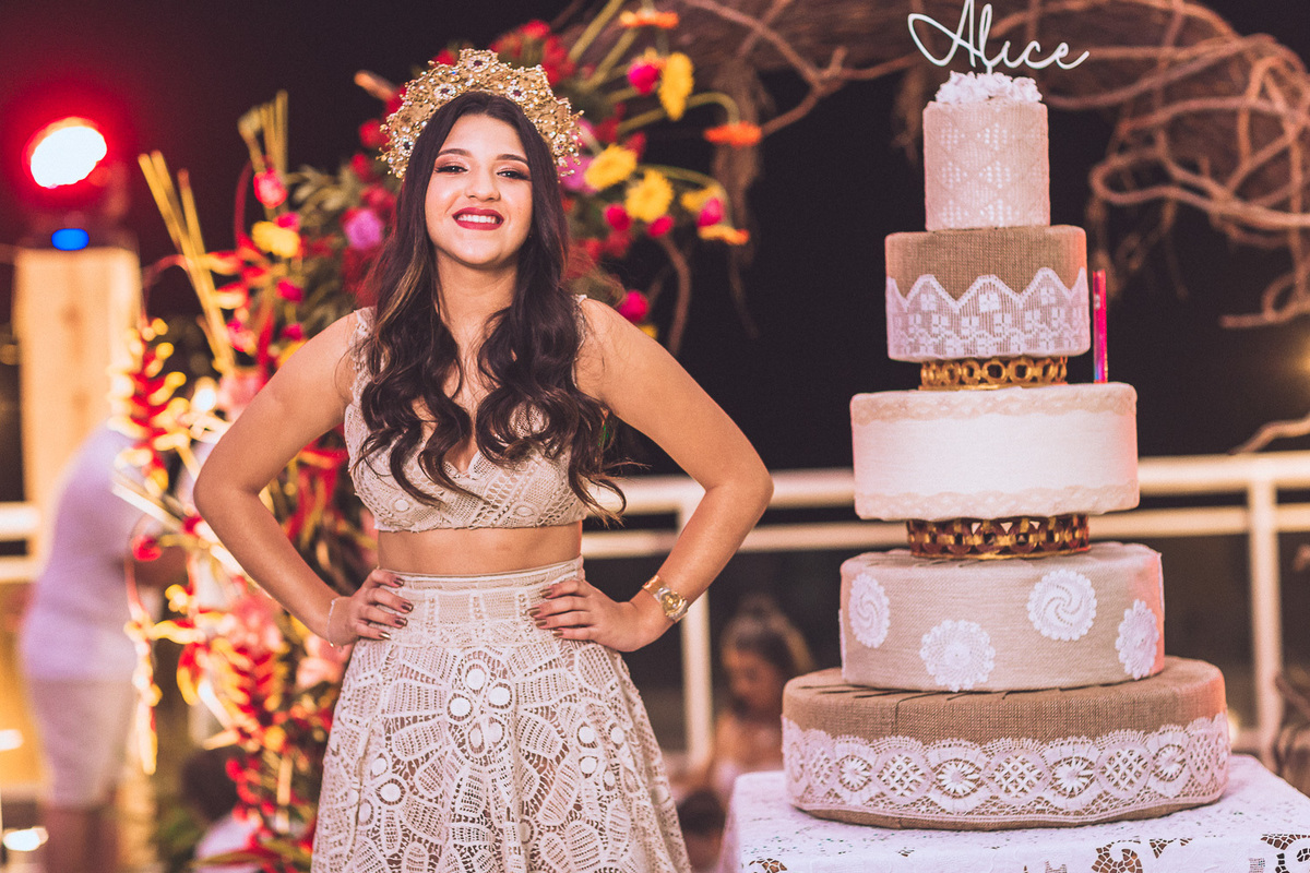 festa-debutante-15 anos-debutar-making of-terminal-marítimo-fortaleza-fotos-bolos-regional-renda-porto-beach-praia-dona-leda-buffet-alegria-amor-reggae-vestido-maria-bonita