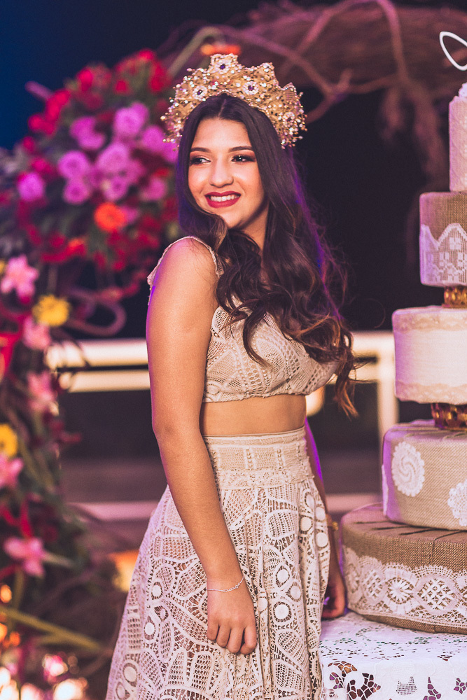 festa-debutante-15 anos-debutar-making of-terminal-marítimo-fortaleza-fotos-bolos-regional-renda-porto-beach-praia-dona-leda-buffet-alegria-amor-reggae-vestido-maria-bonita