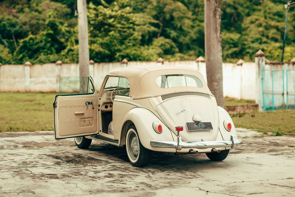 fusca-conversível-capota-fusquinha-bege-pneu-faixa-branca-lover-mosteiro-jesuítas-serra-baturite-casamento-pré-wedding-ensaio-book-casal-clors-blue-casar-noivos-vestido