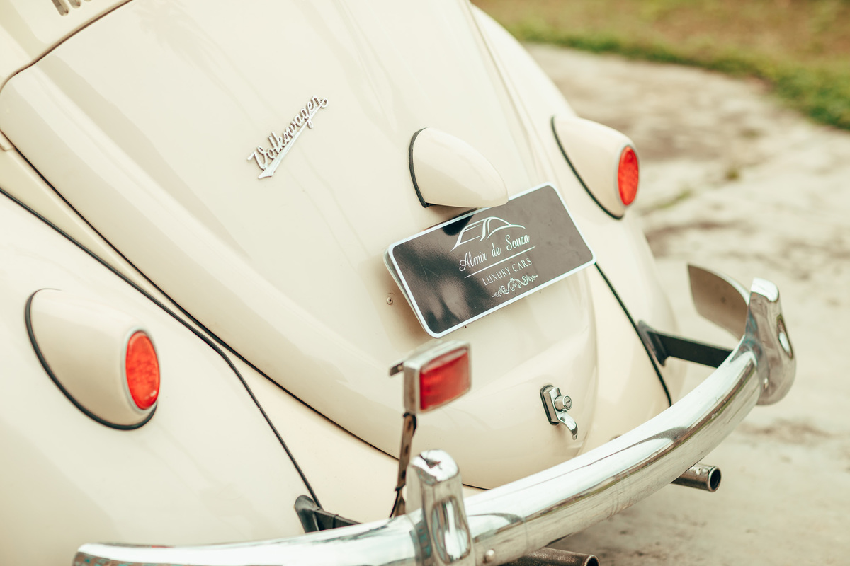 fusca-conversível-capota-fusquinha-bege-pneu-faixa-branca-lover-mosteiro-jesuítas-serra-baturite-casamento-pré-wedding-ensaio-book-casal-clors-blue-casar-noivos-vestido