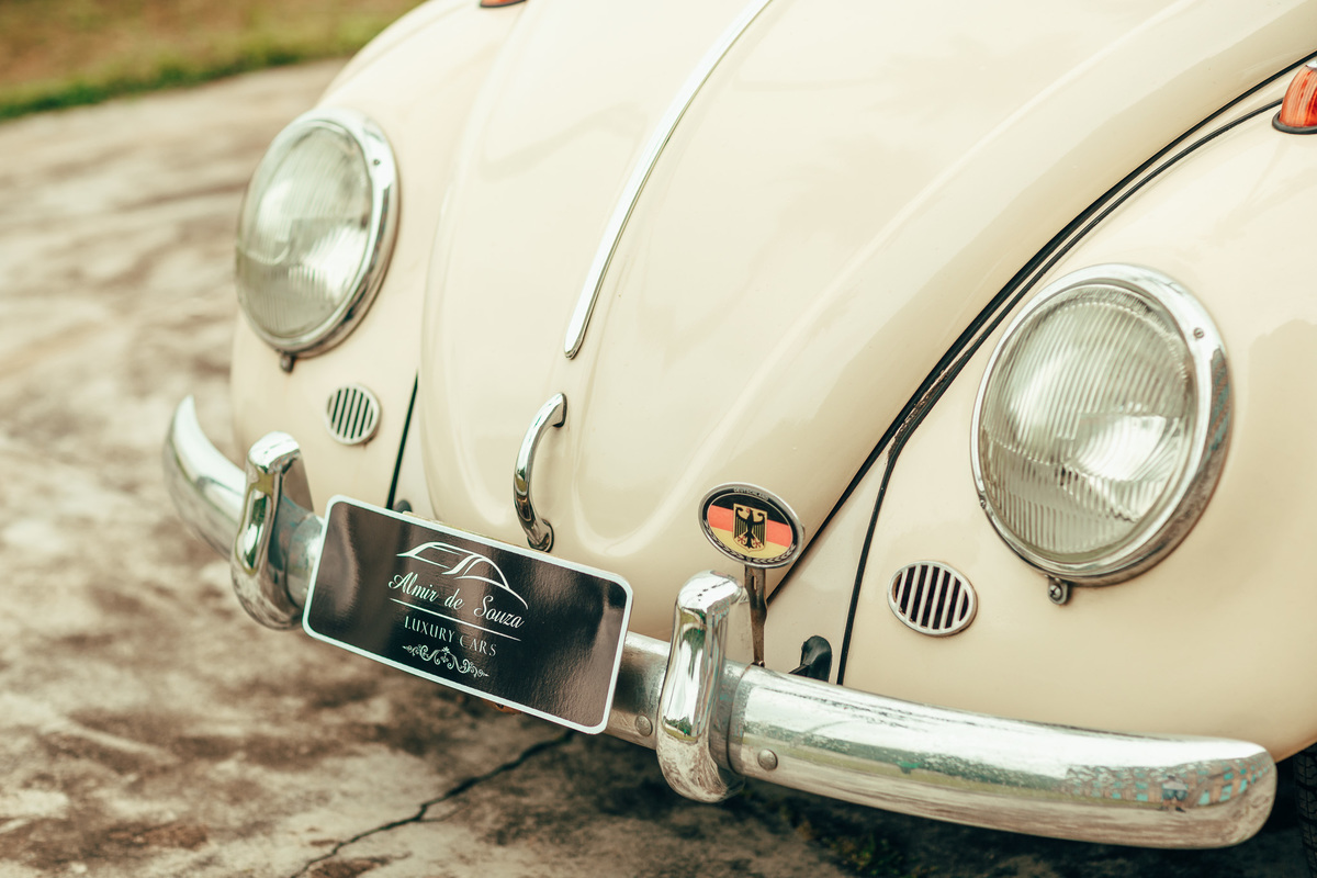 fusca-conversível-capota-fusquinha-bege-pneu-faixa-branca-lover-mosteiro-jesuítas-serra-baturite-casamento-pré-wedding-ensaio-book-casal-clors-blue-casar-noivos-vestido