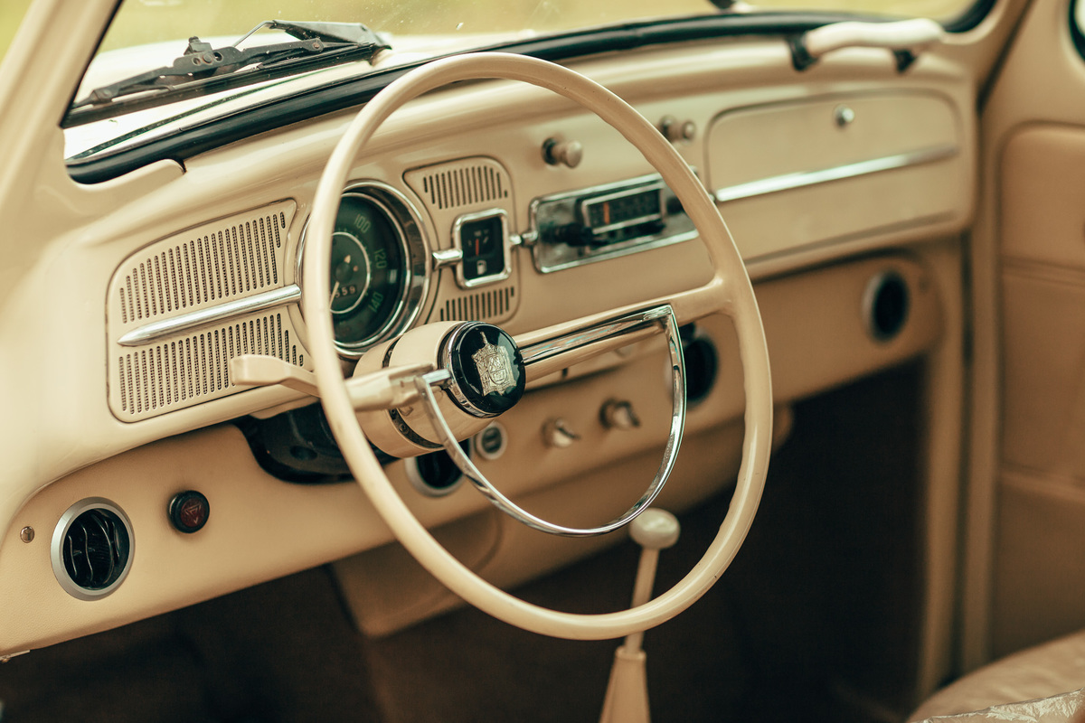 fusca-conversível-capota-fusquinha-bege-pneu-faixa-branca-lover-mosteiro-jesuítas-serra-baturite-casamento-pré-wedding-ensaio-book-casal-clors-blue-casar-noivos-vestido