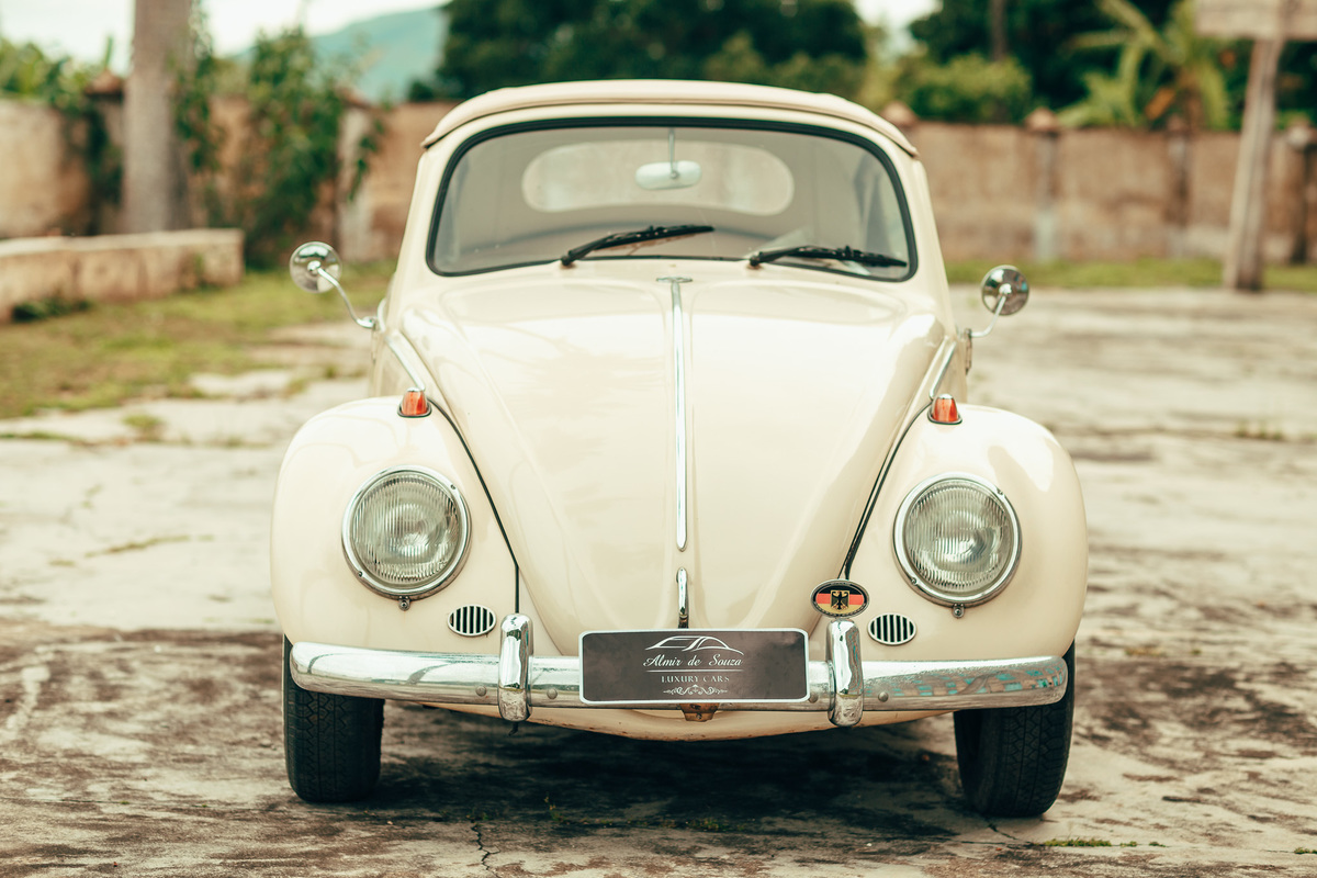 fusca-conversível-capota-fusquinha-bege-pneu-faixa-branca-lover-mosteiro-jesuítas-serra-baturite-casamento-pré-wedding-ensaio-book-casal-clors-blue-casar-noivos-vestido