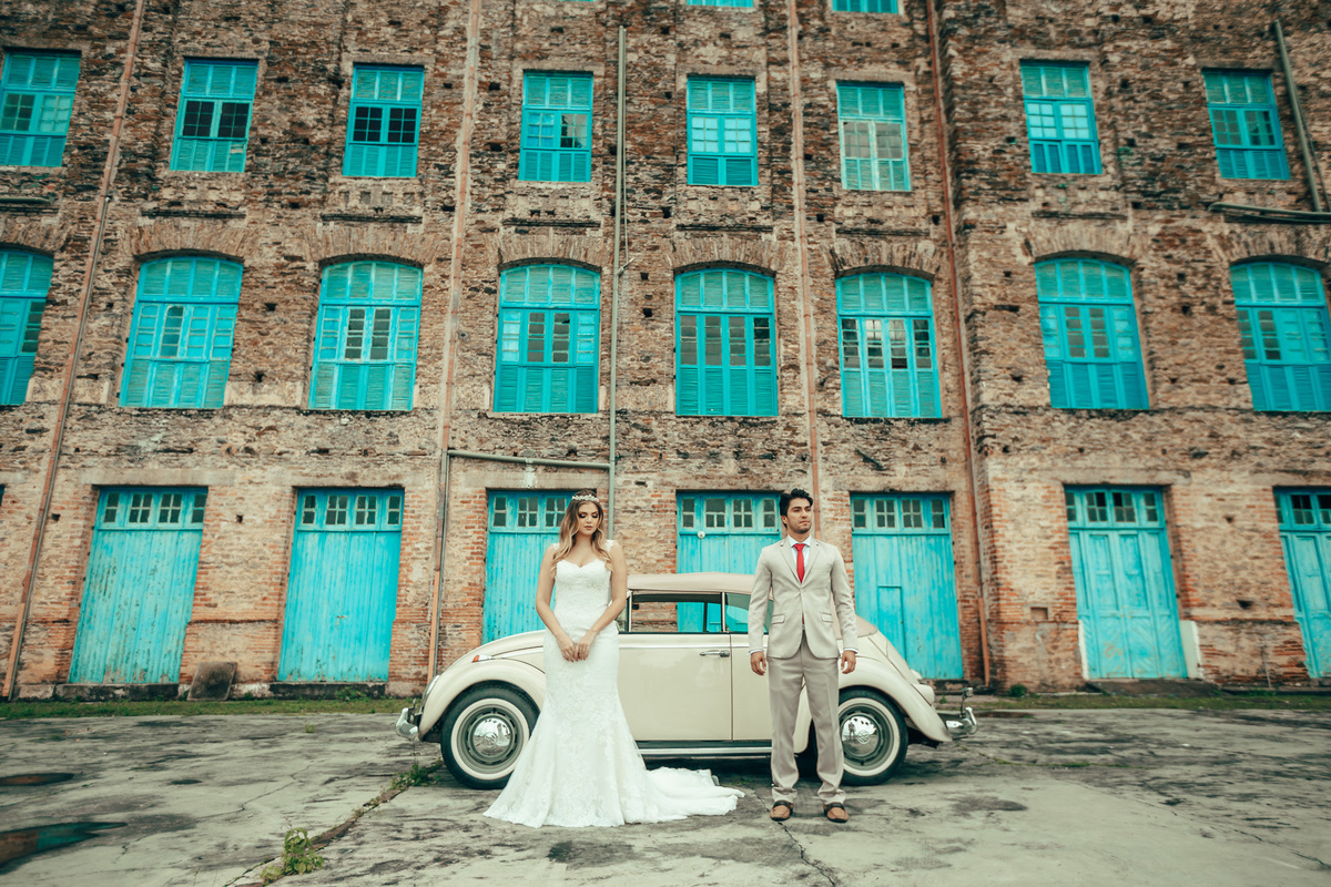 fusca-conversível-capota-fusquinha-bege-pneu-faixa-branca-lover-mosteiro-jesuítas-serra-baturite-casamento-pré-wedding-ensaio-book-casal-clors-blue-casar-noivos-vestido