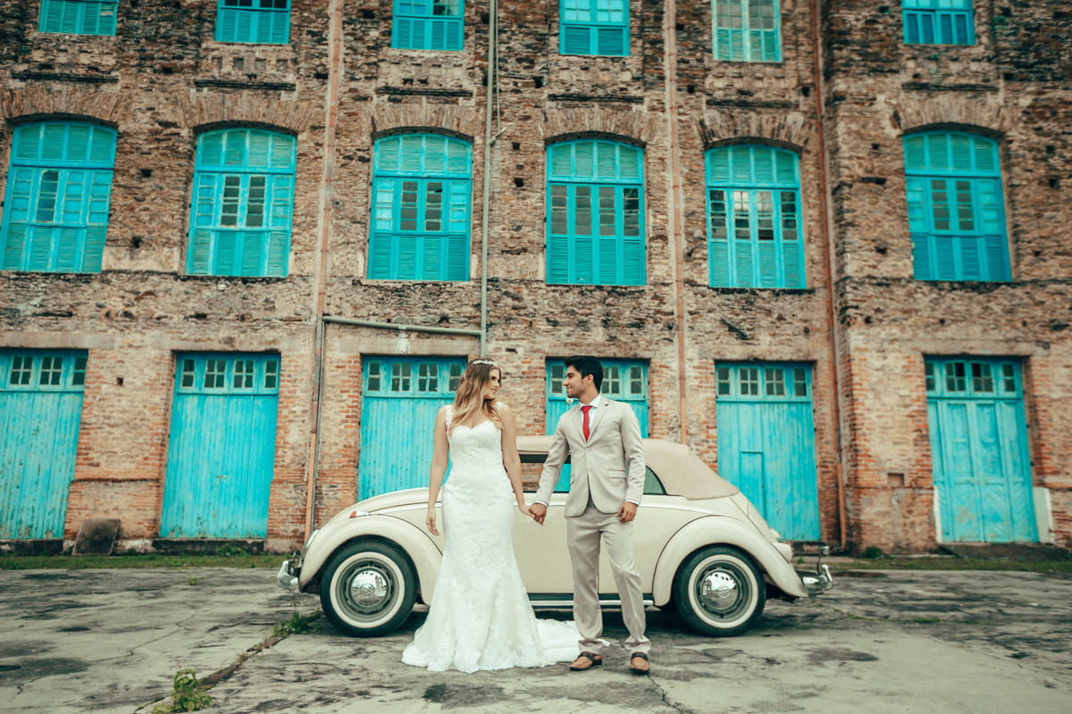 fusca-conversível-capota-fusquinha-bege-pneu-faixa-branca-lover-mosteiro-jesuítas-serra-baturite-casamento-pré-wedding-ensaio-book-casal-clors-blue-casar-noivos-vestido