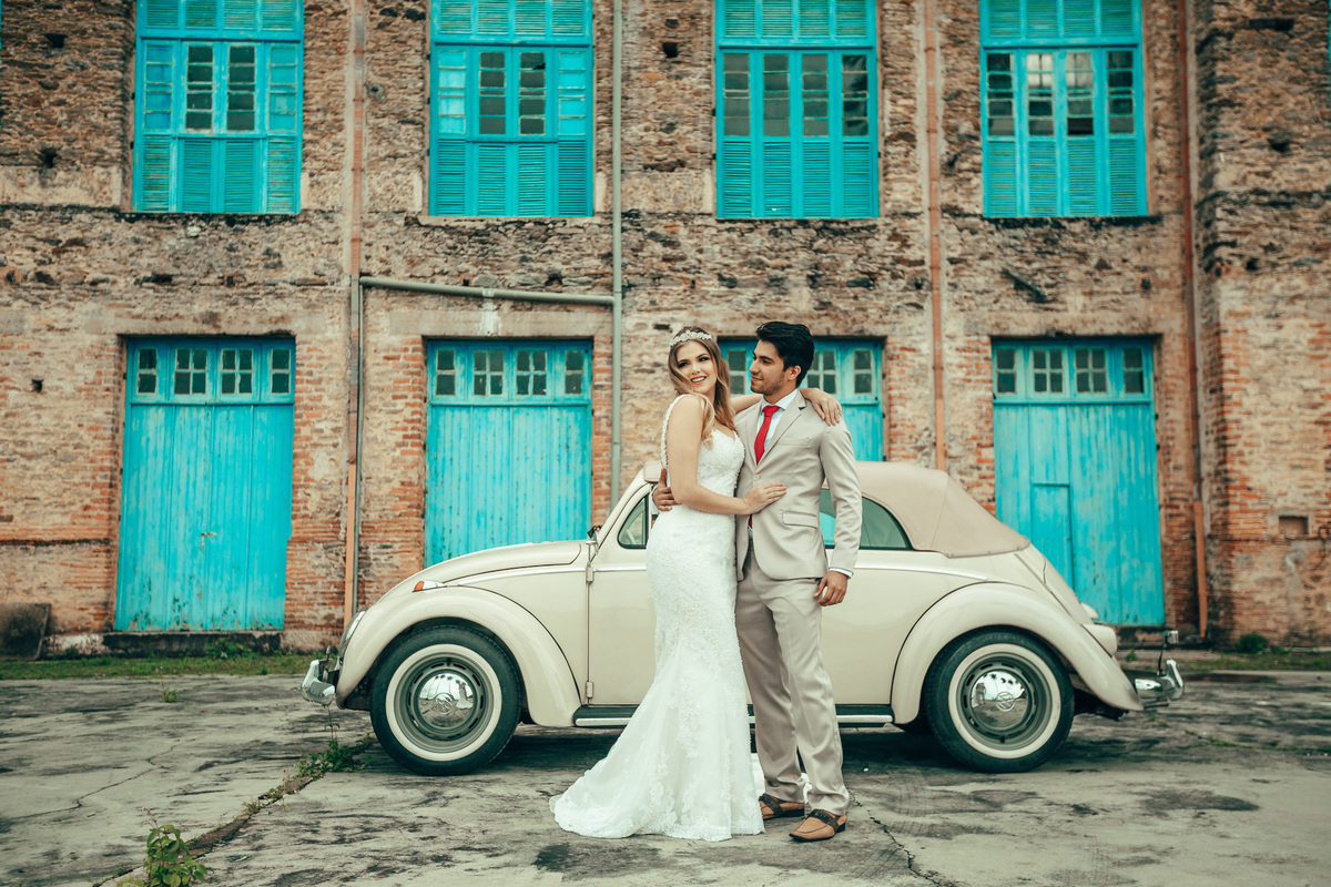 fusca-conversível-capota-fusquinha-bege-pneu-faixa-branca-lover-mosteiro-jesuítas-serra-baturite-casamento-pré-wedding-ensaio-book-casal-clors-blue-casar-noivos-vestido