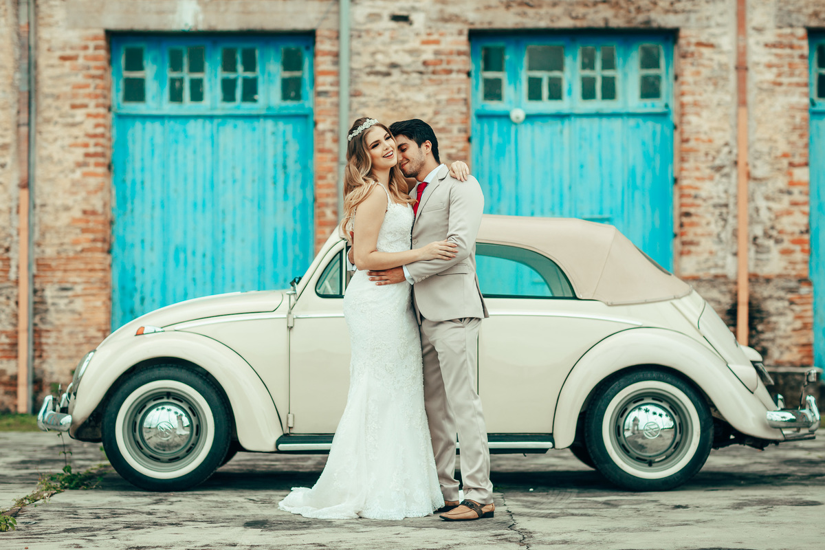 fusca-conversível-capota-fusquinha-bege-pneu-faixa-branca-lover-mosteiro-jesuítas-serra-baturite-casamento-pré-wedding-ensaio-book-casal-clors-blue-casar-noivos-vestido